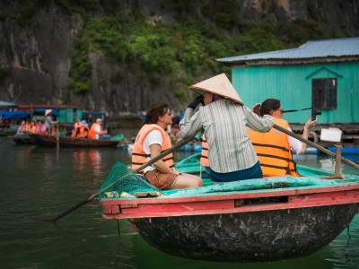 Vietnamese-guild-boating-traveler
